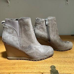 Nine West tan wedge boots - 8